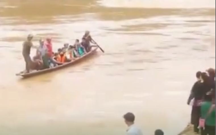 Cảm động cảnh chèo thuyền vượt lũ dữ, đưa học sinh đi khai giảng ở Nghệ An