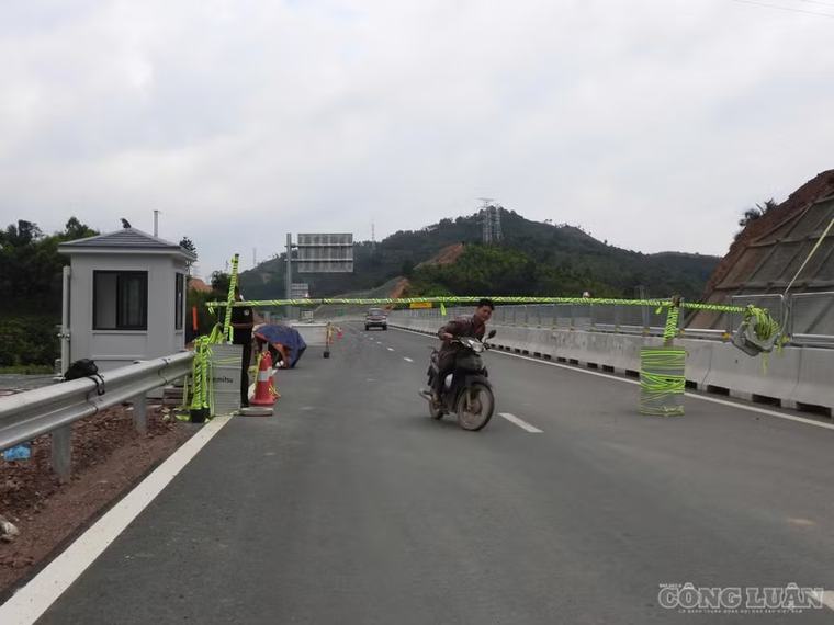 Bất chấp cảnh báo, người dân vô tư đi vào cao tốc Hữu Nghị