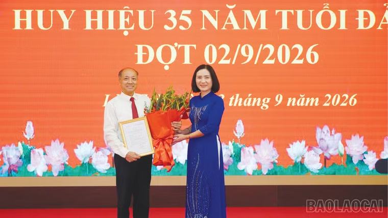 Lào Cai tặng, truy tặng Huy hiệu Đảng đợt 2/9 đối với 4.802 đảng viên