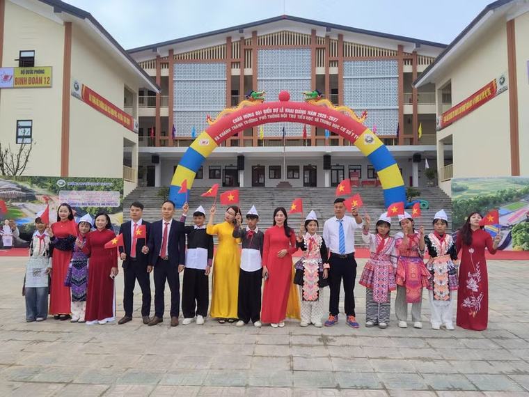 Không khí rộn ràng trước giờ khai giảng năm học mới ở biên giới Lào Cai