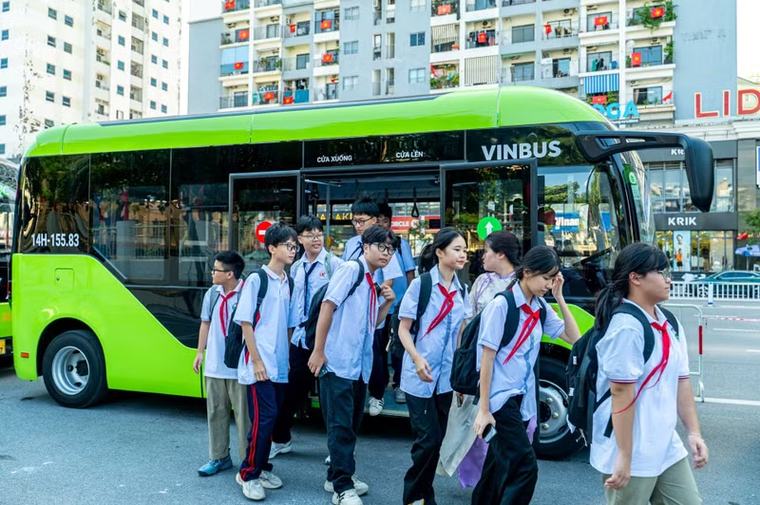 Quảng Ninh đưa đón học sinh miễn phí bằng xe buýt điện