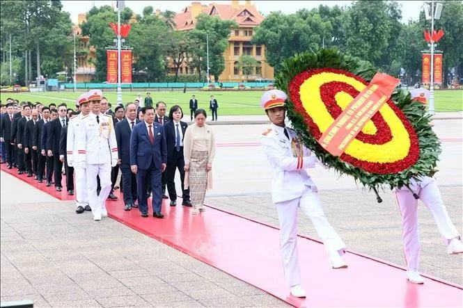 Tổng thống Myanmar và Phu nhân vào Lăng viếng Chủ tịch Hồ Chí Minh