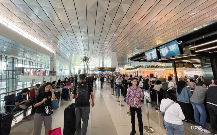 Sáu núi lửa đồng loạt hoạt động, Indonesia triển khai các phương án thay thế ứng phó gián đoạn hàng không vì tro núi lửa