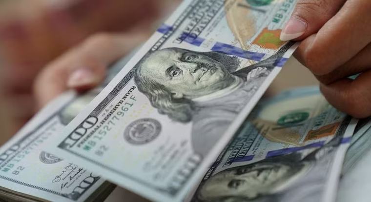 Khi cả thế giới 'ôm' USD quá chặt