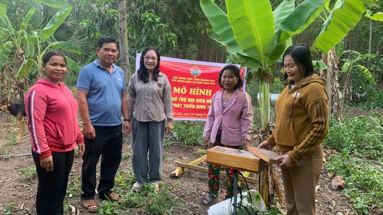 Hội Nông dân xã Nam Ninh Hòa trao tặng gà, ong dú cho bà con đồng bào dân tộc thiểu số