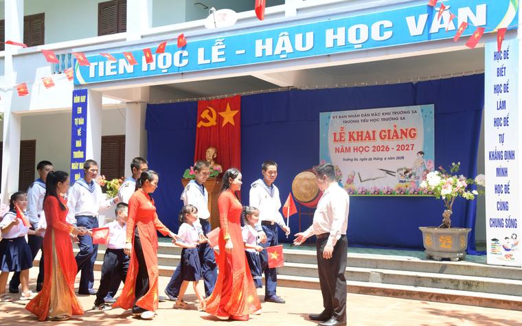 Rộn ràng khai giảng năm học mới ở Trường Sa