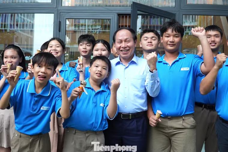 Phó Thủ tướng nói với học sinh trường Hy Vọng: Qua giông bão, chúng ta sẽ mạnh mẽ hơn!
