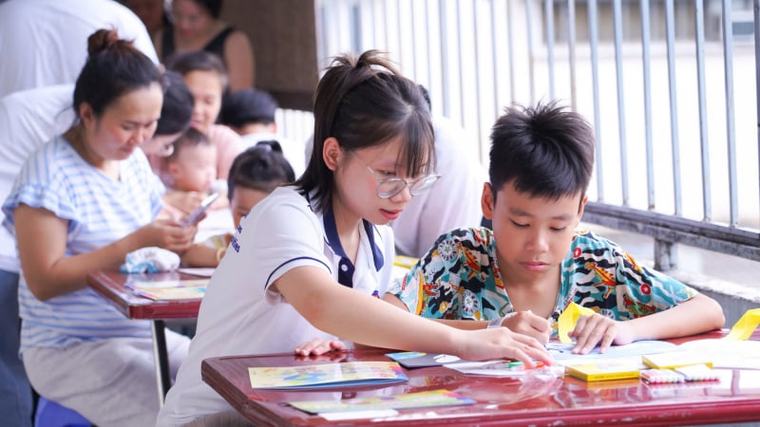 Ngày khai giảng đặc biệt giữa hành lang bệnh viện