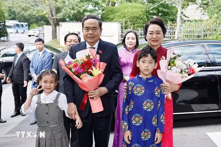 Chủ tịch Quốc hội và Phu nhân gặp gỡ cán bộ Đại sứ quán và cộng đồng người Việt ở Hàn Quốc