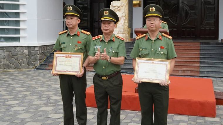 Bộ trưởng Bộ Công an tặng danh hiệu, tặng Bằng khen cho 2 Phó giám đốc Công an TP. Đà Nẵng