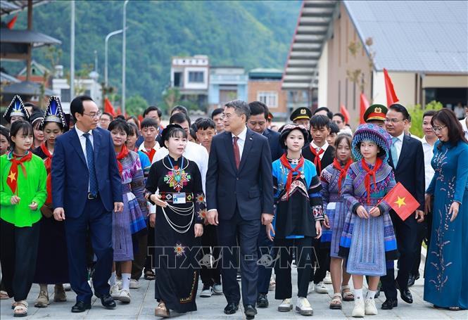 Thủ tướng dự Lễ khai giảng năm học mới tại Trường Phổ thông nội trú liên cấp Mường Khương (Lào Cai)