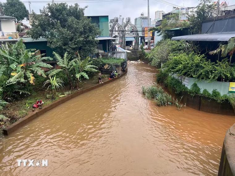Kịp thời giúp dân trong mưa lớn, vượt dòng nước xiết