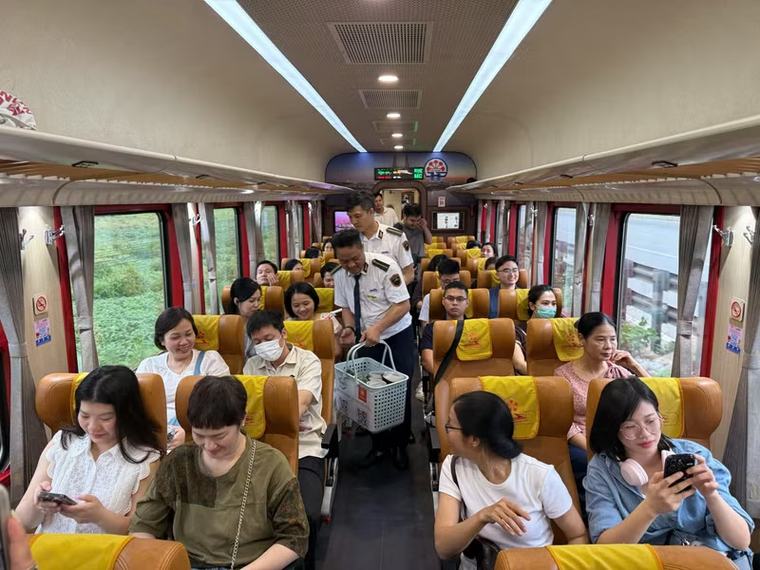 Đoàn tàu Bạch Mai "hút" hơn 500 khách mỗi chuyến, sẵn sàng nhân rộng mô hình