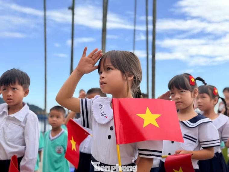 Hình ảnh dễ thương ngày khai giảng ở điểm trường có 38 học sinh vùng cao Đà Nẵng