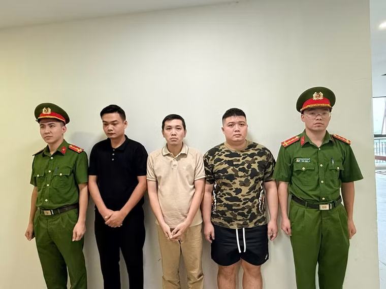Công an triệu tập 3 đối tượng trong vụ xe cứu thương có giá "cắt cổ"