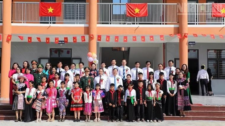 [Ảnh] Phó Thủ tướng Thường trực Chính phủ chung vui với thầy, trò Trường phổ thông nội trú liên cấp Thanh Nưa