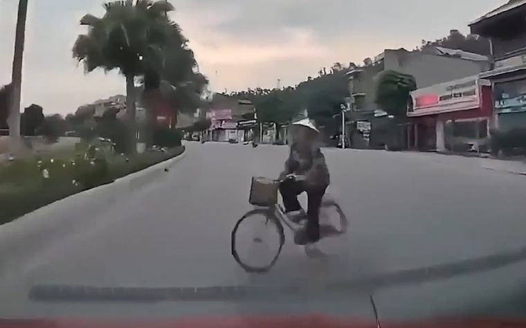 Người đi xe đạp bị ô tô chạy 85km/h tông văng trên đường