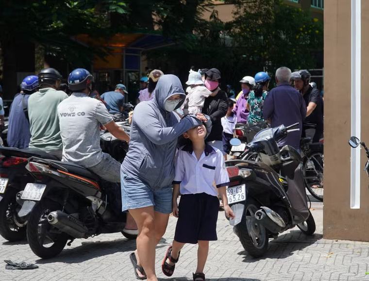 Tất tả 'xoay ca' đưa đón con vì trường chưa tổ chức bán trú