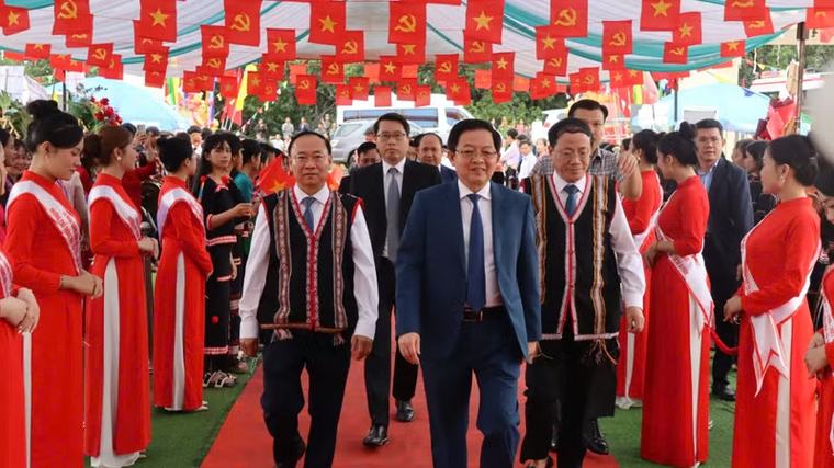 Phó Thủ tướng Hồ Quốc Dũng dự Lễ khai giảng tại trường vùng biên Gia Lai