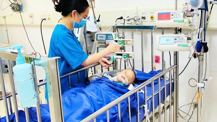 Bé 2 tuổi xoắn ruột, thủng ruột, viêm phúc mạc, sốc nhiễm khuẩn vì sơ sểnh dễ gặp