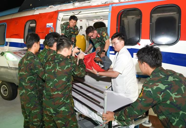 Máy bay trực thăng đưa bệnh nhân bị đa chấn thương về đất liền an toàn