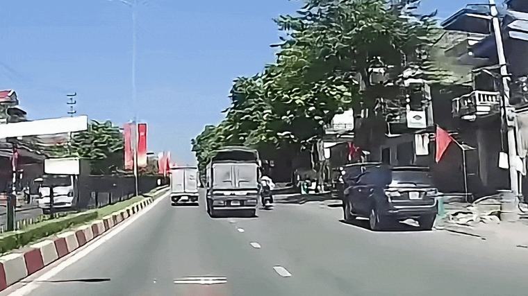 Clip: Xe tải vượt ẩu, gây tai nạn cho 2 học sinh