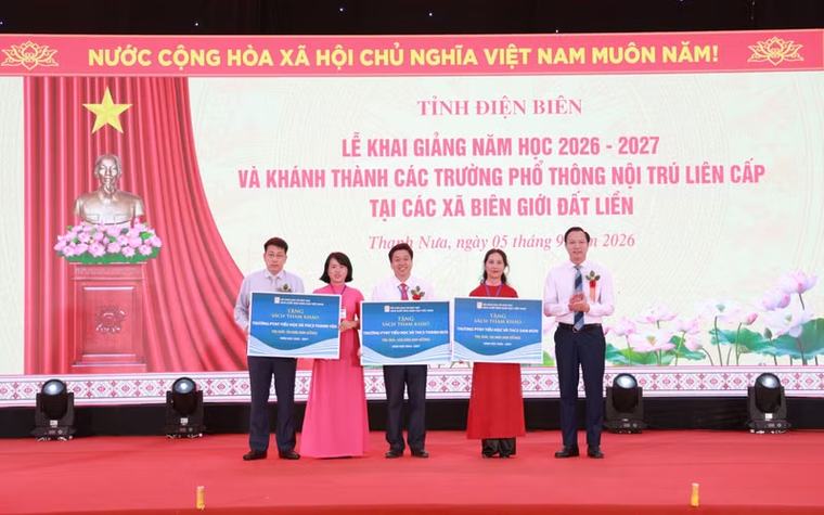 Trao sách, mở cánh cửa tri thức cho học sinh vùng biên