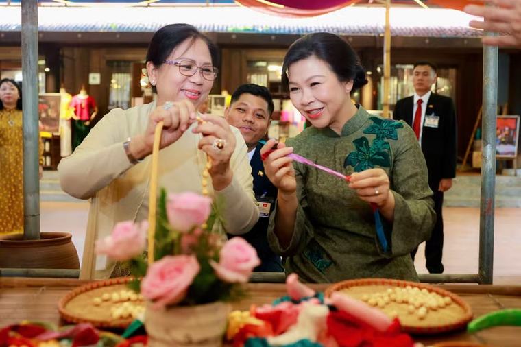 Phu nhân Tổng Bí thư, Chủ tịch nước Tô Lâm cùng phu nhân Tổng thống Myanmar thăm làng lụa Vạn Phúc