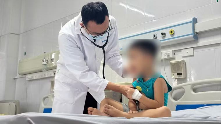 Bé trai 4 tuổi sốt cao tới 40°C, phát hiện nhiễm Adenovirus