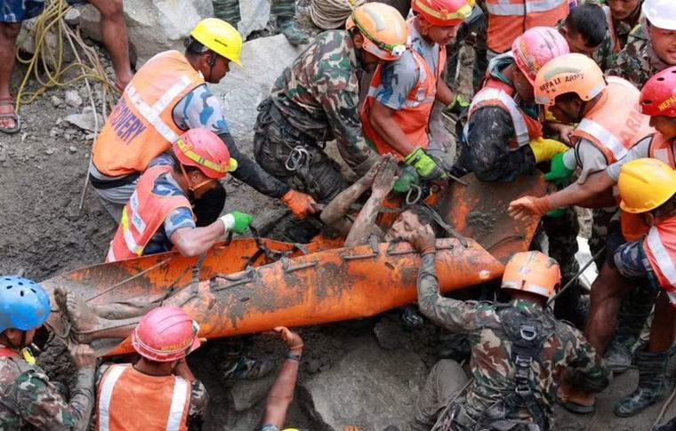 Hai người được cứu sống sau chín ngày mắc kẹt trong hầm thủy điện Nepal