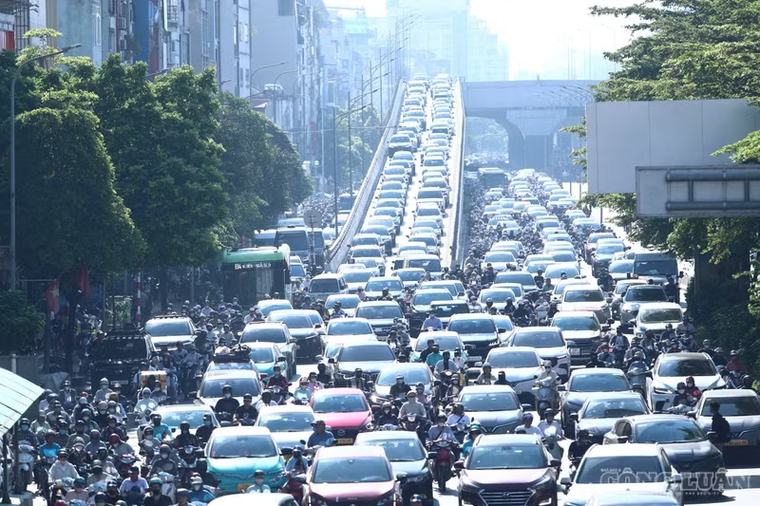 Sáng nay 3/9: Nhiều tuyến đường ở Hà Nội ùn ứ phương tiện