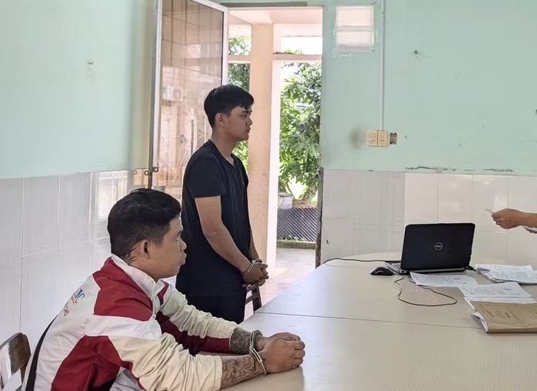 Thấy công an đến, hai người trong nhà vội bỏ chạy
