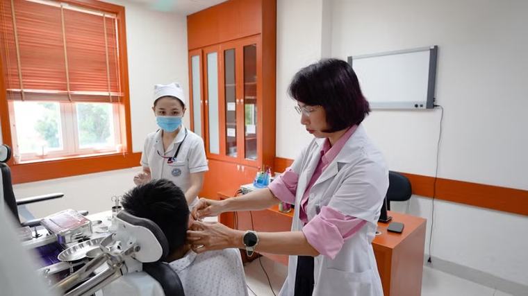 Bé trai 12 tuổi chảy mủ tai hôi, phát hiện khối ăn mòn xương chũm