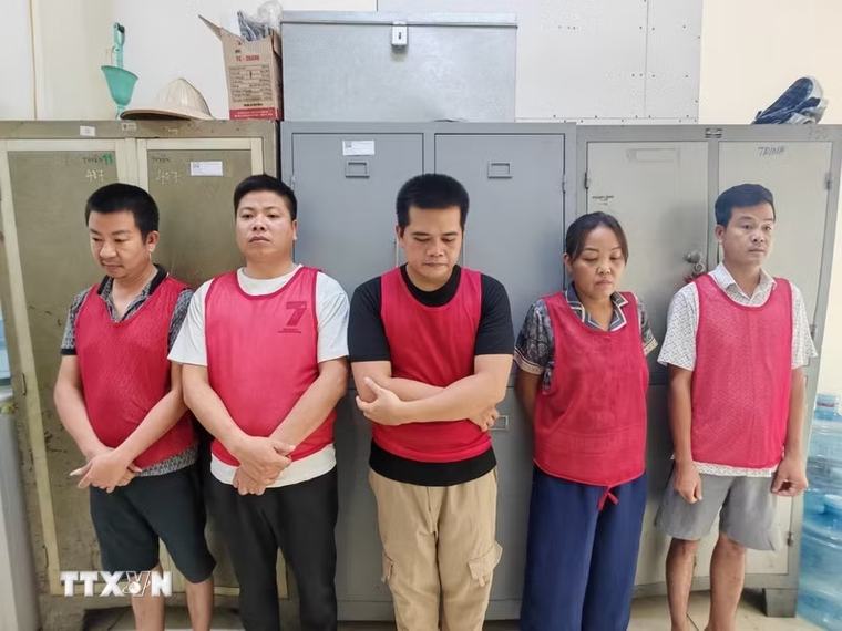 Khởi tố 5 đối tượng liên quan vụ đổ trái phép hơn 33.500 tấn chất thải xây dựng