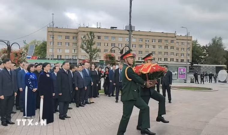 Tổng Bí thư, Chủ tịch nước đặt hoa tại Tượng đài Chủ tịch Hồ Chí Minh và Đài tưởng niệm Liệt sỹ vô danh