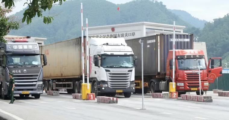 Lạng Sơn: Hơn 8.900 lượt xe thông quan xuyên kỳ lễ 2/9. giữ vững 'mạch máu' xuất nhập khẩu