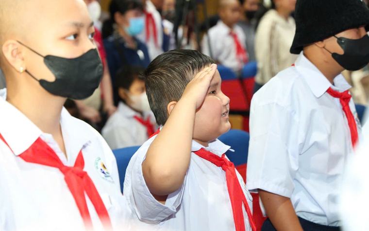 Hát cùng bệnh nhi, bác sĩ nhớ mùa khai giảng tuổi thơ