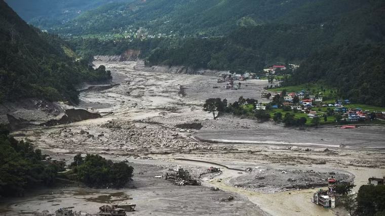 Trung Quốc chạy đua với thời gian, khôi phục tuyến đường huyết mạch đến Nepal sau thảm họa lũ quét