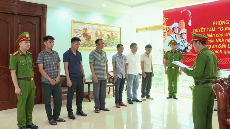 9 cán bộ bảo vệ rừng ở Đắk Lắk nhận tiền để cho hàng trăm khối gỗ qua chốt