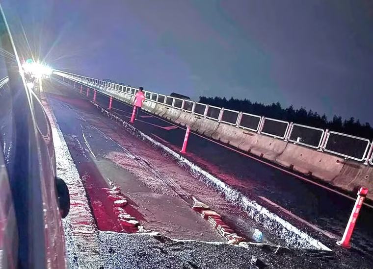Ô tô lao xuống hố công trình sửa chữa trên cao tốc trong đêm