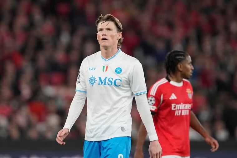 Nhạc trưởng Scott McTominay của Napoli bất ngờ phải phẫu thuật tim