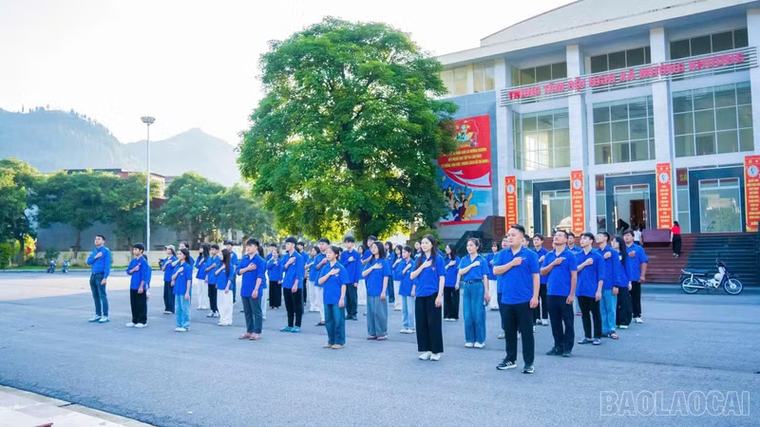 Hơn 5.000 đoàn viên, thanh niên Lào Cai chào cờ “Tôi yêu tổ quốc tôi”