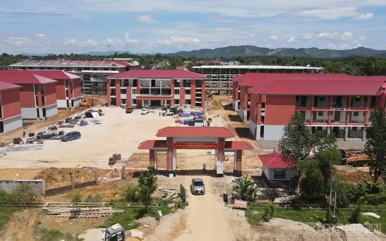 Công nhân bám công trường làm xuyên lễ vì ngày khai giảng của học sinh vùng cao