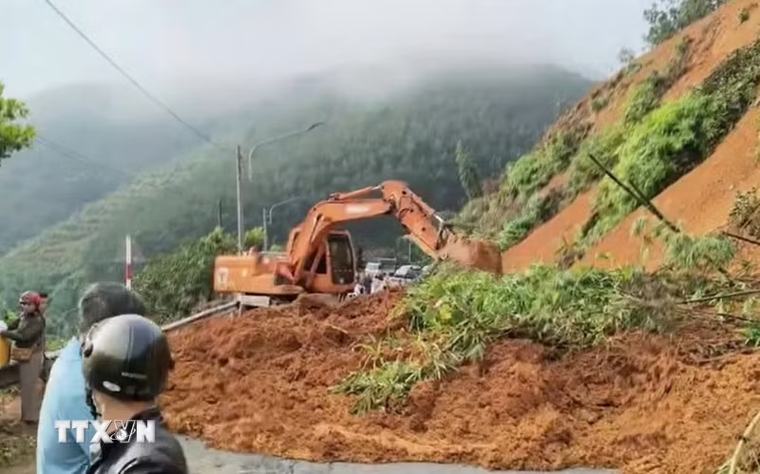 Khẩn trương khắc phục sạt lở, thông tuyến đường Đồng Nai đi Lâm Đồng