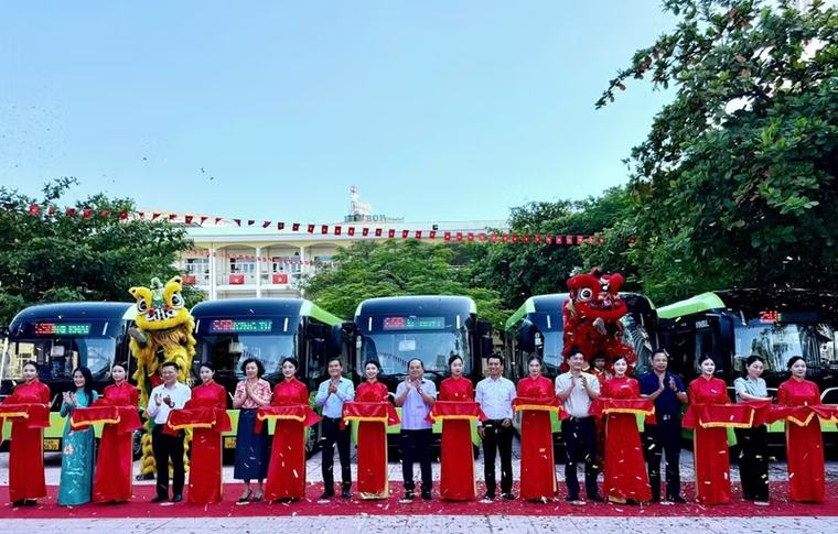 Quảng Ninh chính thức triển khai hệ thống xe buýt điện học đường miễn phí