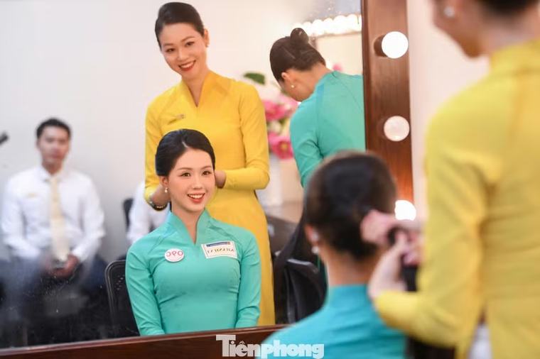 Theo chân các cô gái Hoa hậu Việt Nam vào phòng trang điểm của tiếp viên hàng không