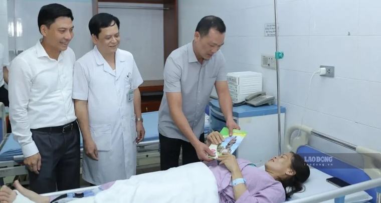 Chairman of Thanh Hoa Provincial People's Committee visits environmental workers injured in accidents
