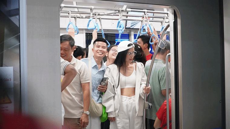 Người dân TPHCM nói gì khi đi metro miễn phí?