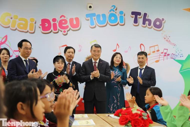 Hình ảnh Thủ tướng kiểm tra, trải nghiệm tại ngôi trường nội trú hiện đại ở tỉnh Lào Cai