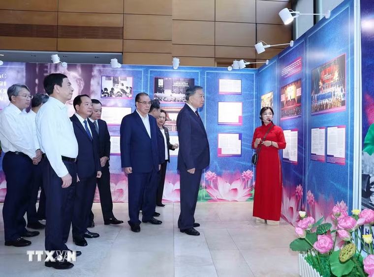 Tổng Bí thư, Chủ tịch nước tham quan triển lãm “Những tấm gương bình dị mà cao quý”